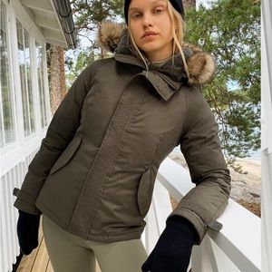 Excellent condition, gently used Aritzia short summit parka